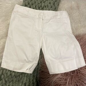 The Limited Drew Fit size 4 White Shorts 🤍